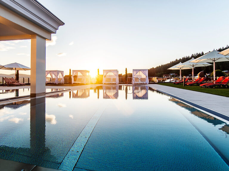 Das Dachschwimmbad im Wellnesshotel Oswald – ideal für eine entspannende Schwimmrunde bei Sonnenuntergang im Bayerischen Wald.